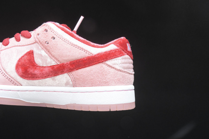Nike SB Dunk Low StrangeLove Skateboards  CT2552-800
